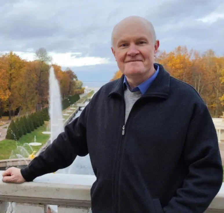 Иногда одиночество приходит не от того, что рядом никого нет. 
А от того, что тебя с собой рядом нет.  
Ты везде: в переговорах, в чатах, в заботе о других. 
Но внутри — пустота | Сетка — социальная сеть от hh.ru