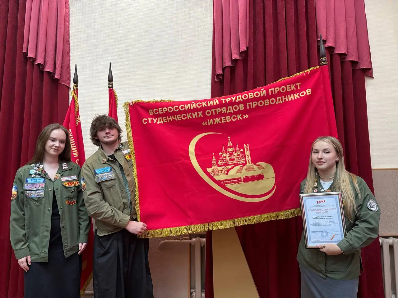 Они получили большой гранный флаг!
Поздравляем СОП «Орион» с заслуженным знаменем! | Сетка — социальная сеть от hh.ru