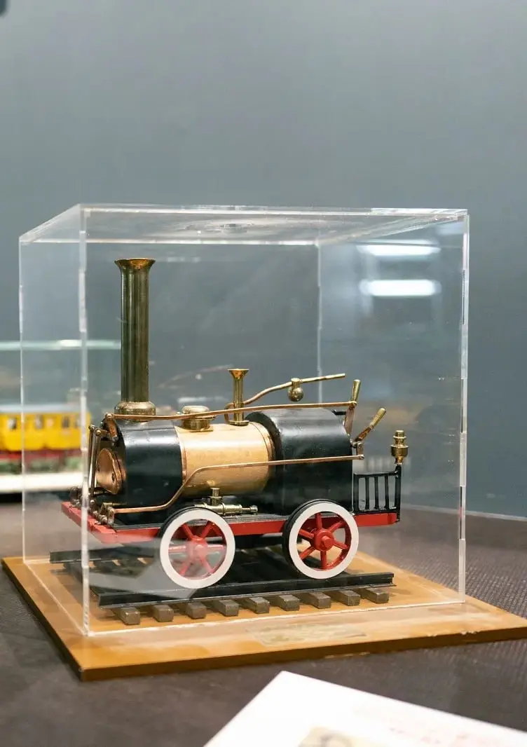 🚂Выставка «Железнодорожная модель»
До 4 ноября
Вт-Вс 11:00-20:00
Увидеть ж/д модели в миниатюре и попробовать себя в роли машиниста можно на ВДНХ. Внутри, на площади более 300 кв. м | Сетка — социальная сеть от hh.ru