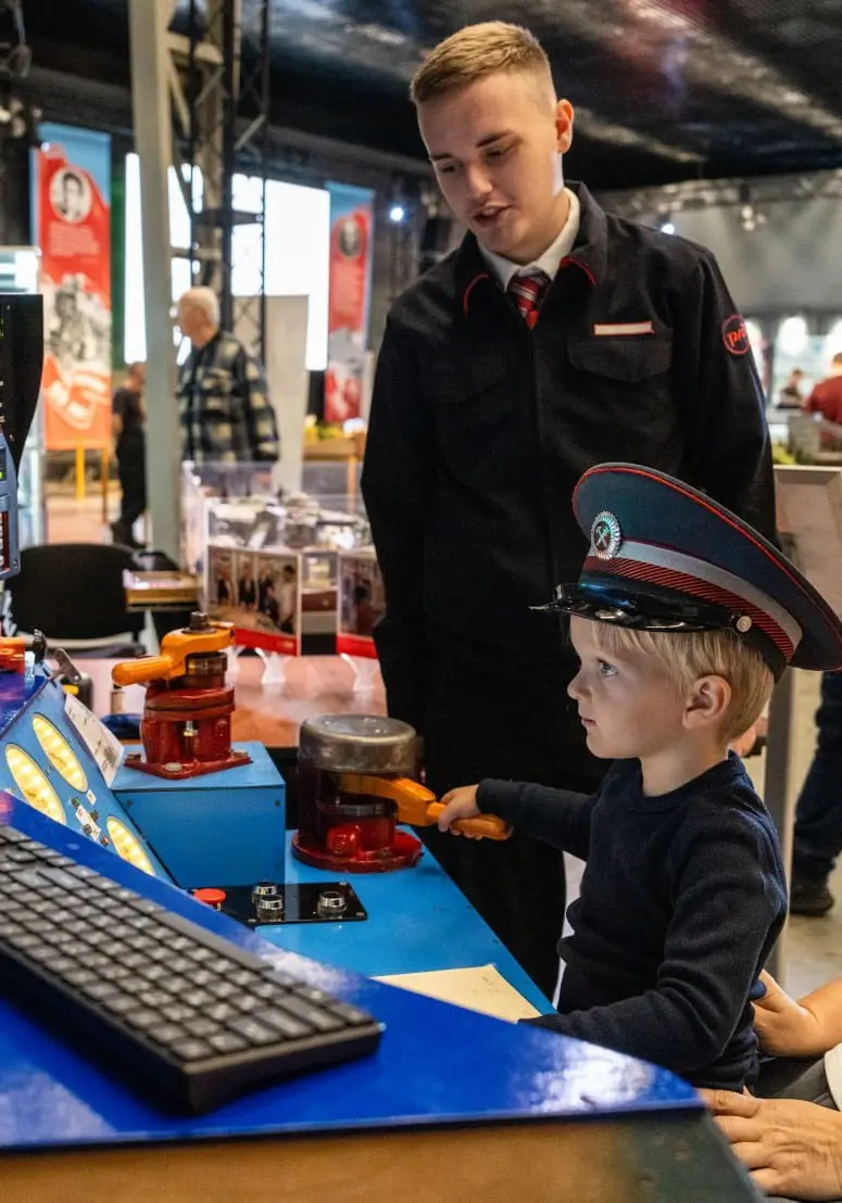 🚂Выставка «Железнодорожная модель»
До 4 ноября
Вт-Вс 11:00-20:00
Увидеть ж/д модели в миниатюре и попробовать себя в роли машиниста можно на ВДНХ. Внутри, на площади более 300 кв. м | Сетка — социальная сеть от hh.ru