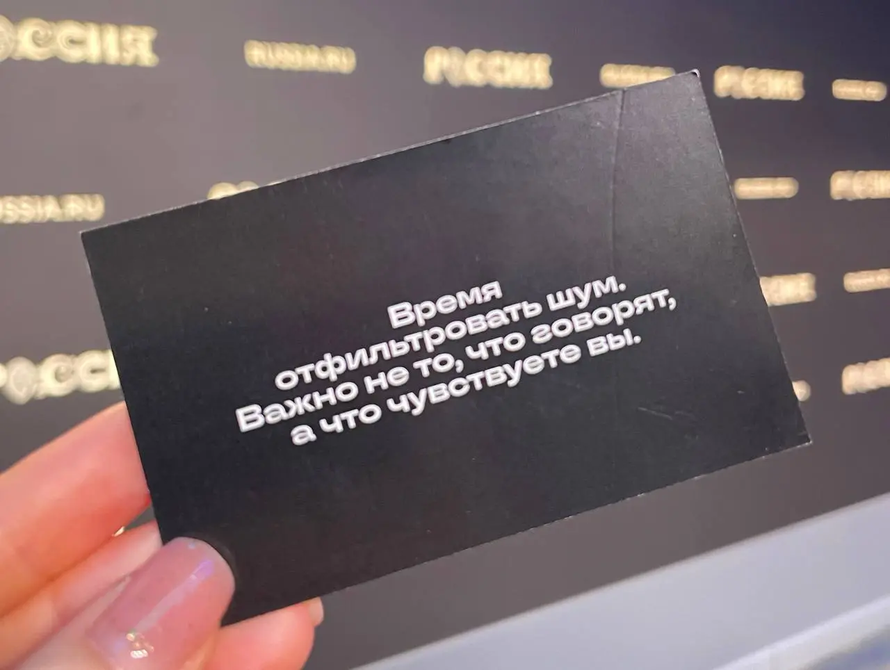 Искусственный интеллект быстро научился писать тексты, сортировать данные и даже создавать мемы. Но есть одна вещь, которую ни одна нейросеть не освоит — чувство контекста и человеческая интуиция | Сетка — социальная сеть от hh.ru