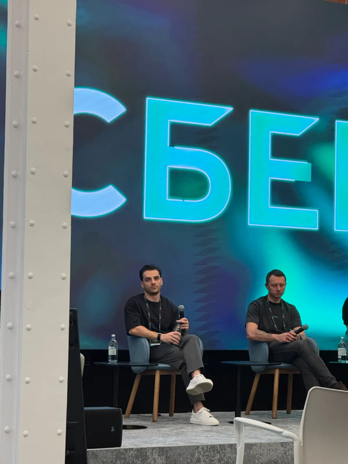 Буквально залетела на пленарку в СберХаб 🏎️
Обсуждали, как AI меняет IT-тренды и среди всего прочего, когда наконец Сбер при помощи ИИ начнет вайбкодить 💸😀
Было супер интересно, подробнее напишу отдел... | Сетка — социальная сеть от hh.ru