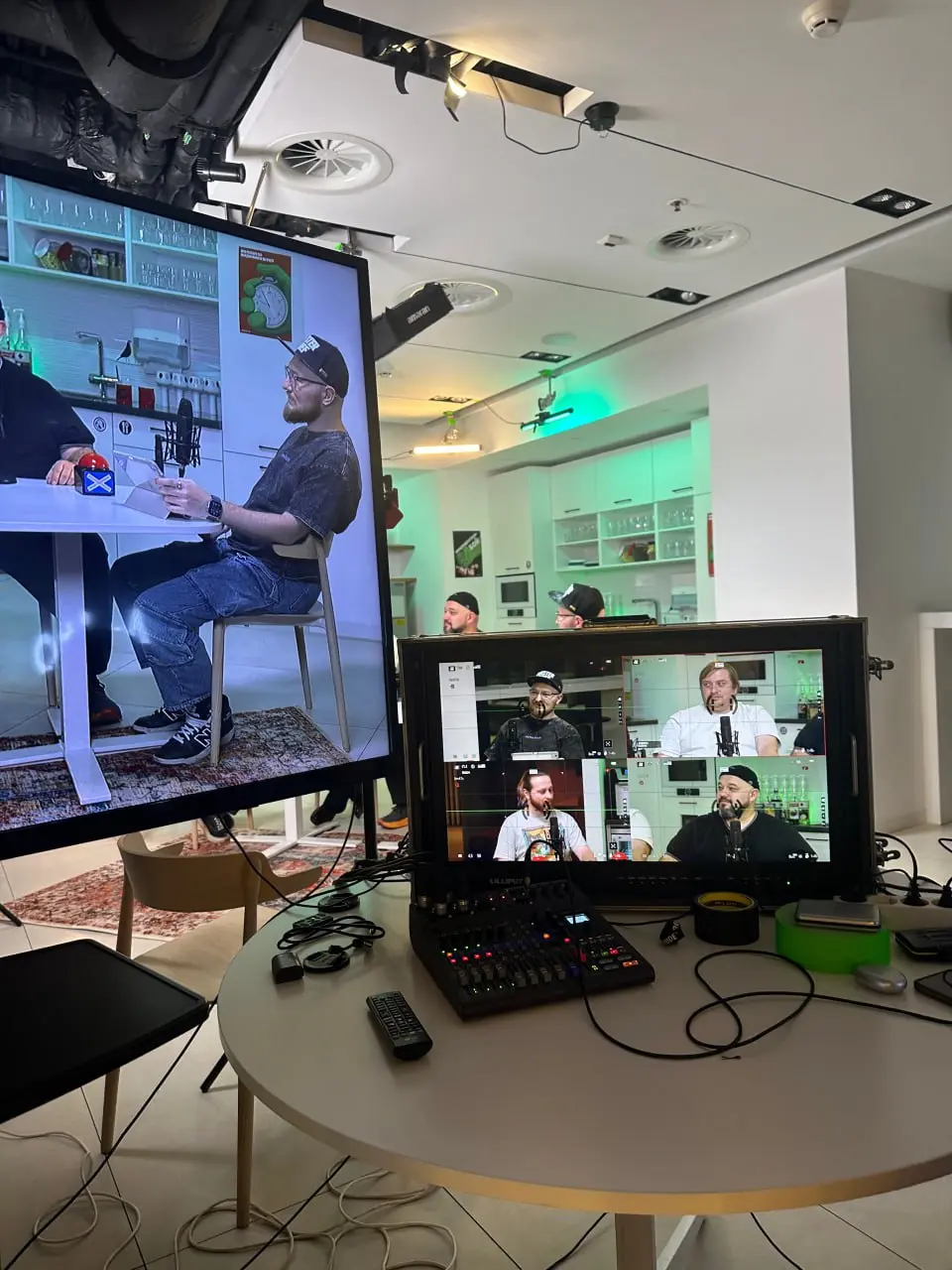 В SREду на кухне
Не часто я рассказываю о том, что творится на работе, но сегодня особый случай! В сегодняшний выходной мы с коллегами по цеху решились на движняк – мы записали первый пилотный выпуск ... | Сетка — социальная сеть от hh.ru