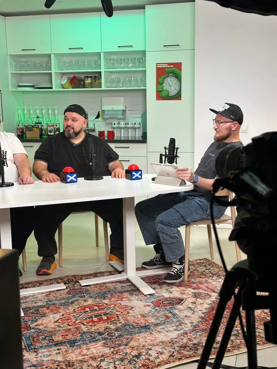 В SREду на кухне
Не часто я рассказываю о том, что творится на работе, но сегодня особый случай! В сегодняшний выходной мы с коллегами по цеху решились на движняк – мы записали первый пилотный выпуск ... | Сетка — социальная сеть от hh.ru