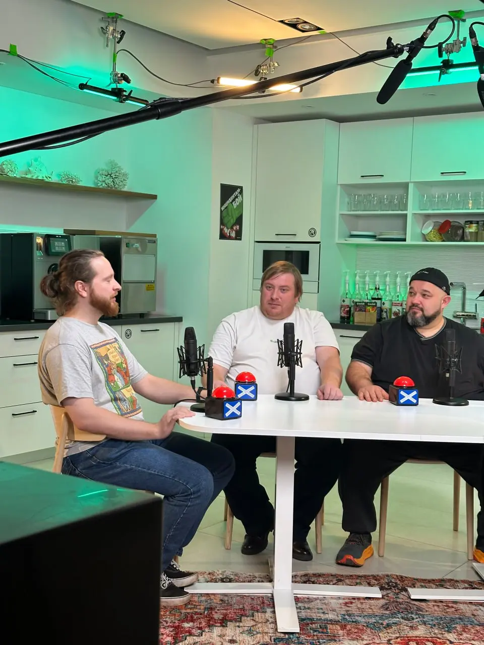 В SREду на кухне
Не часто я рассказываю о том, что творится на работе, но сегодня особый случай! В сегодняшний выходной мы с коллегами по цеху решились на движняк – мы записали первый пилотный выпуск ... | Сетка — социальная сеть от hh.ru