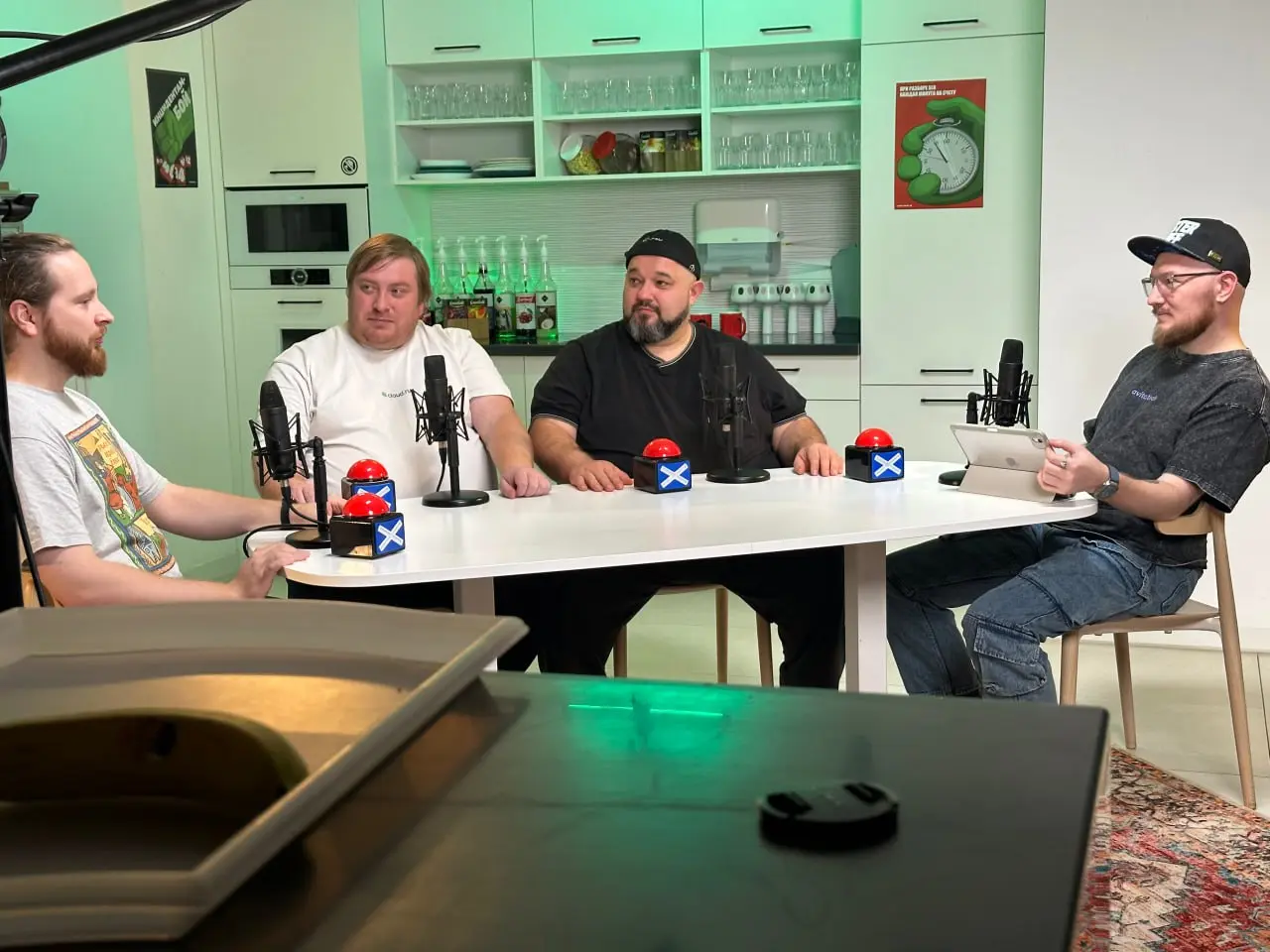 В SREду на кухне
Не часто я рассказываю о том, что творится на работе, но сегодня особый случай! В сегодняшний выходной мы с коллегами по цеху решились на движняк – мы записали первый пилотный выпуск ... | Сетка — социальная сеть от hh.ru