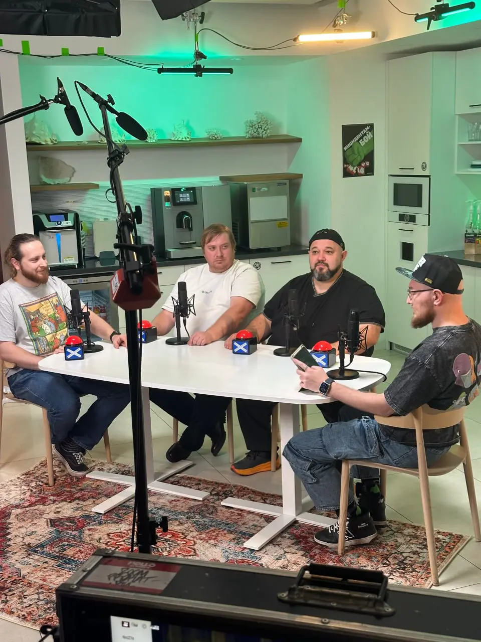 В SREду на кухне
Не часто я рассказываю о том, что творится на работе, но сегодня особый случай! В сегодняшний выходной мы с коллегами по цеху решились на движняк – мы записали первый пилотный выпуск ... | Сетка — социальная сеть от hh.ru