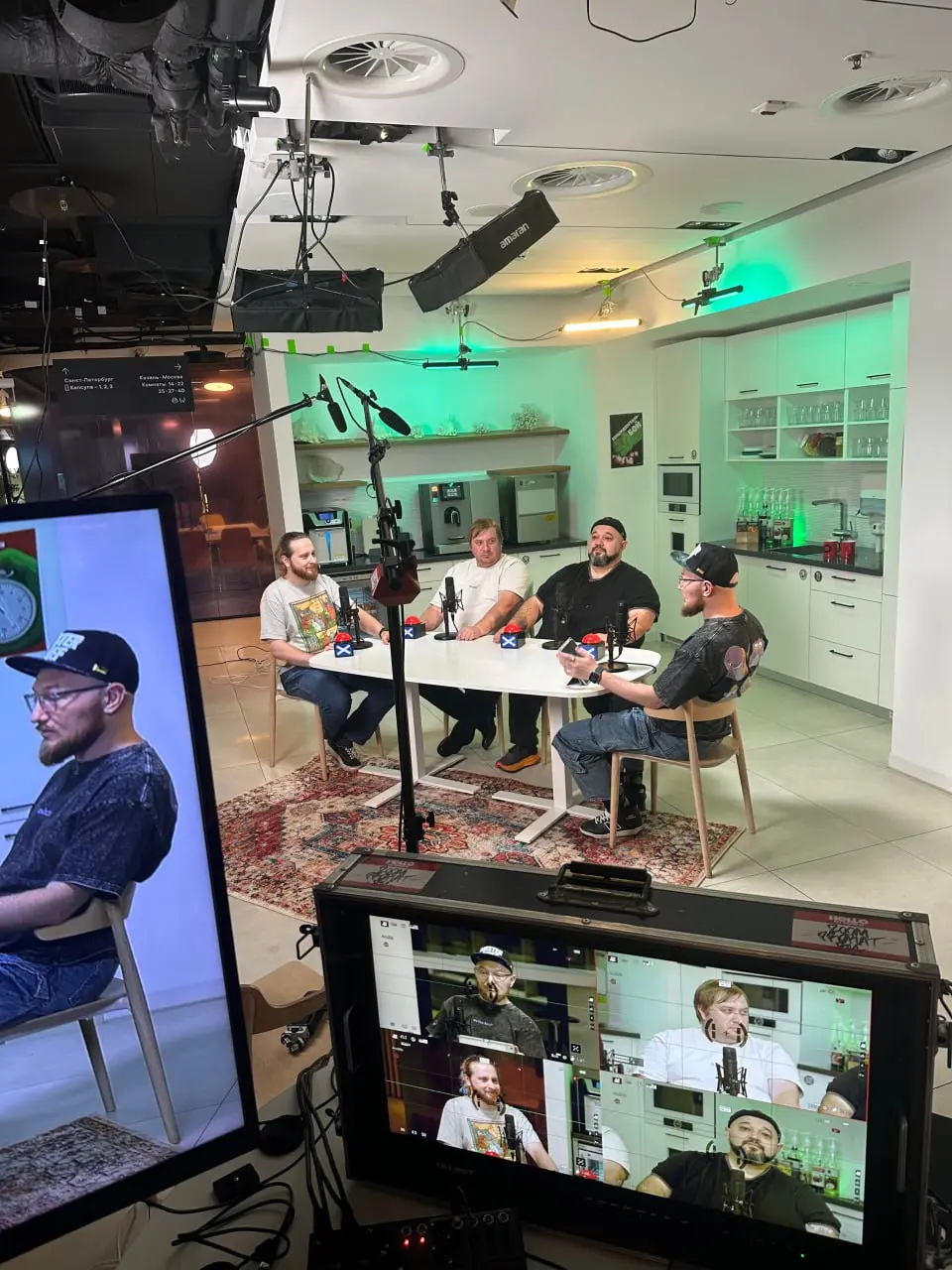 В SREду на кухне
Не часто я рассказываю о том, что творится на работе, но сегодня особый случай! В сегодняшний выходной мы с коллегами по цеху решились на движняк – мы записали первый пилотный выпуск ... | Сетка — социальная сеть от hh.ru