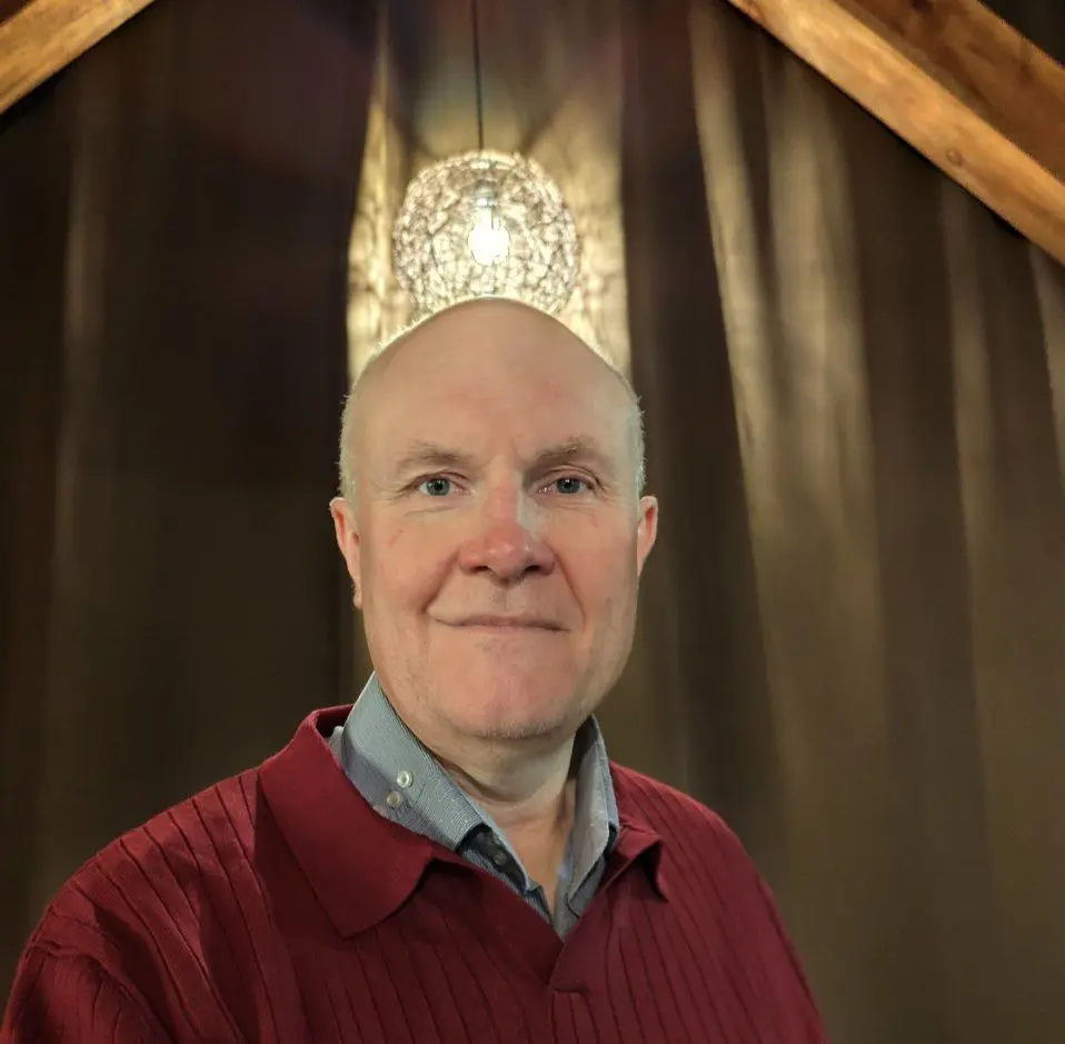 Тревога — не всегда про будущее. 
Часто она — про отсутствие благодарности в настоящем.  
Мы живём в эпоху, где «быть сильным» — значит быть уверенным, громким, независимым | Сетка — социальная сеть от hh.ru