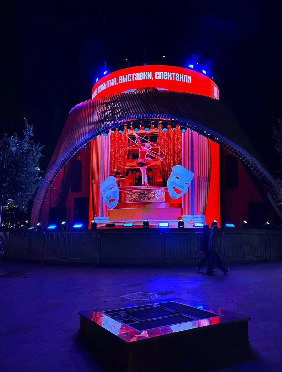 В Зарядье сияет «Матрёшка Москвы»🪆
На фасаде: 3D-графика и кинетические инсталляции с историями о Москве и России.
Для детей — цифровые сказки по мотивам народного фольклора и произведений Пушкина | Сетка — социальная сеть от hh.ru