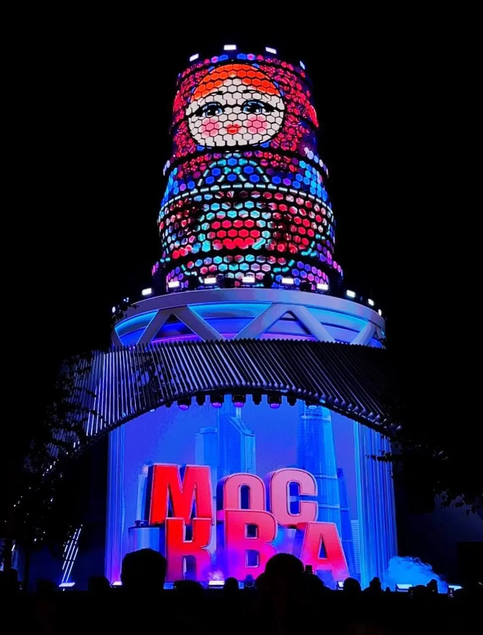 В Зарядье сияет «Матрёшка Москвы»🪆
На фасаде: 3D-графика и кинетические инсталляции с историями о Москве и России.
Для детей — цифровые сказки по мотивам народного фольклора и произведений Пушкина | Сетка — социальная сеть от hh.ru