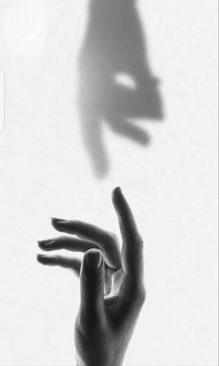 Перфекционизм — это не про любовь к идеалу. Это про страх.  
Сегодня я закончила учёбу. И снова ловила себя на старом, знакомом чувстве:  
«Я должна быть первая, иначе тяжко» | Сетка — социальная сеть от hh.ru