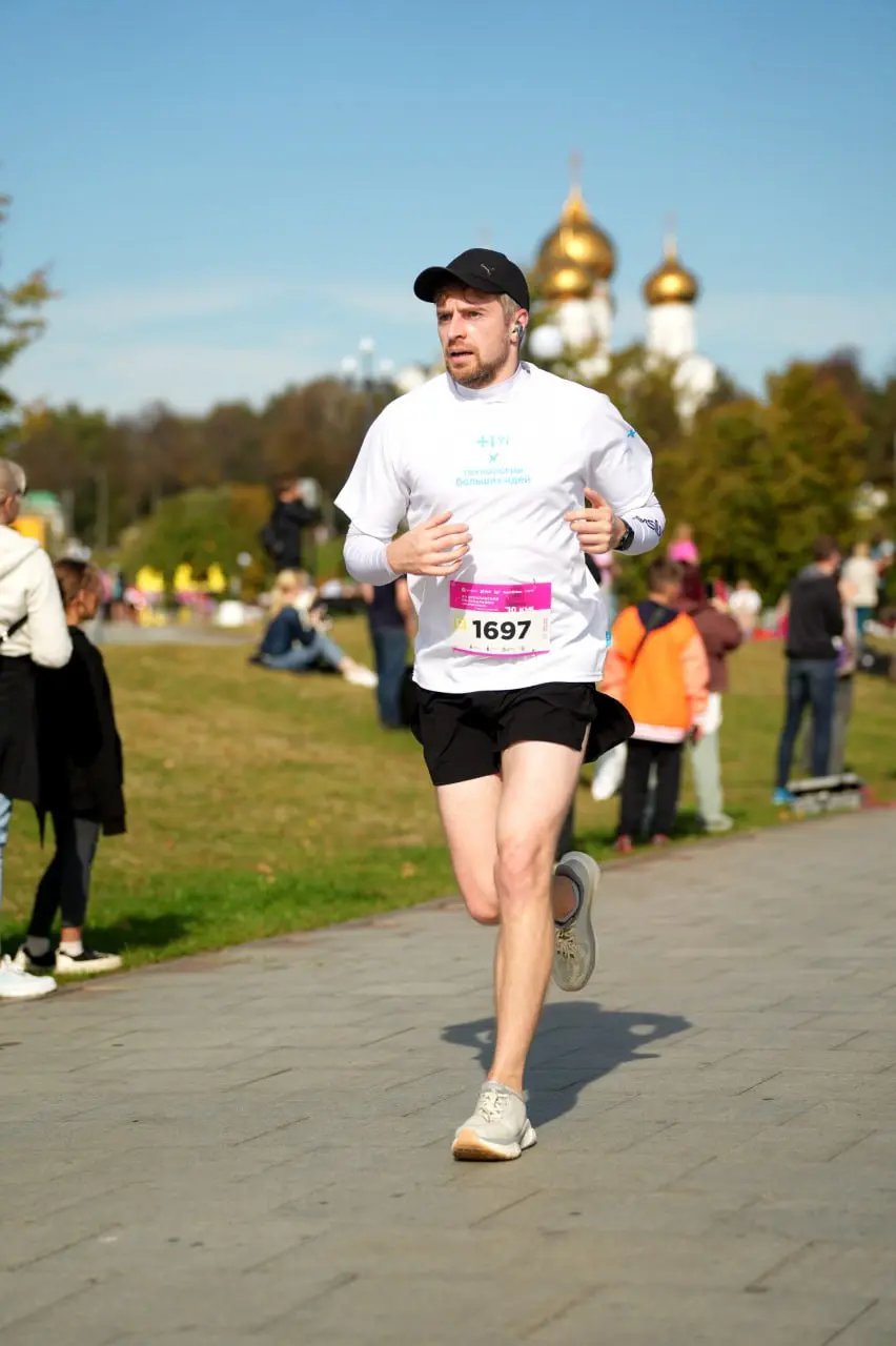 Бег для мне с детства предавал чувство полёта.
В школе я усиленно занимался спортом — КМС по летнему полиатлону (спринт, кросс, плавание, стрельба, метание гранаты) | Сетка — социальная сеть от hh.ru
