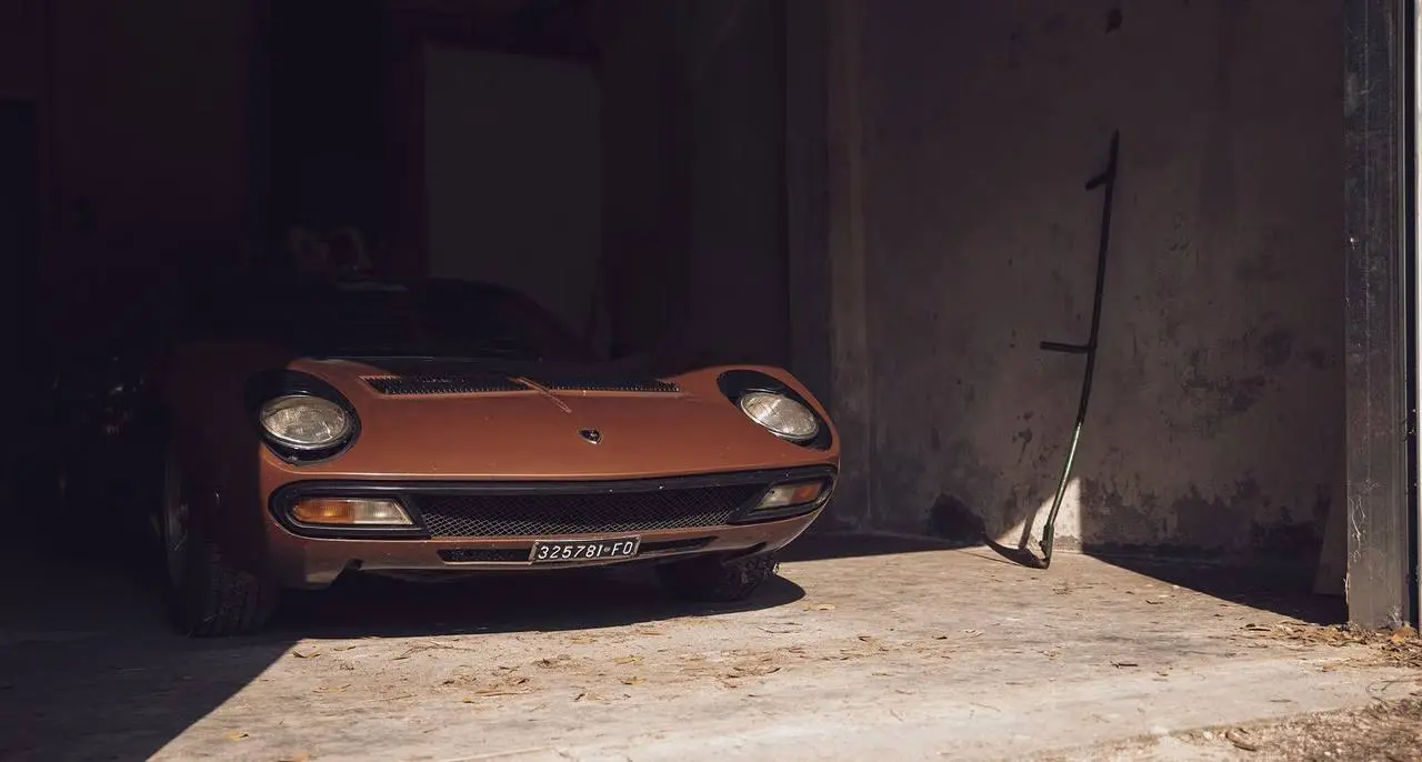 В Италии нашли редчайшую Lamborghini Miura 1972 года за амбарной стеной. В такой расцветке выпустили только два авто.
Владелец купил машину в 1975 за $11 тыс | Сетка — социальная сеть от hh.ru