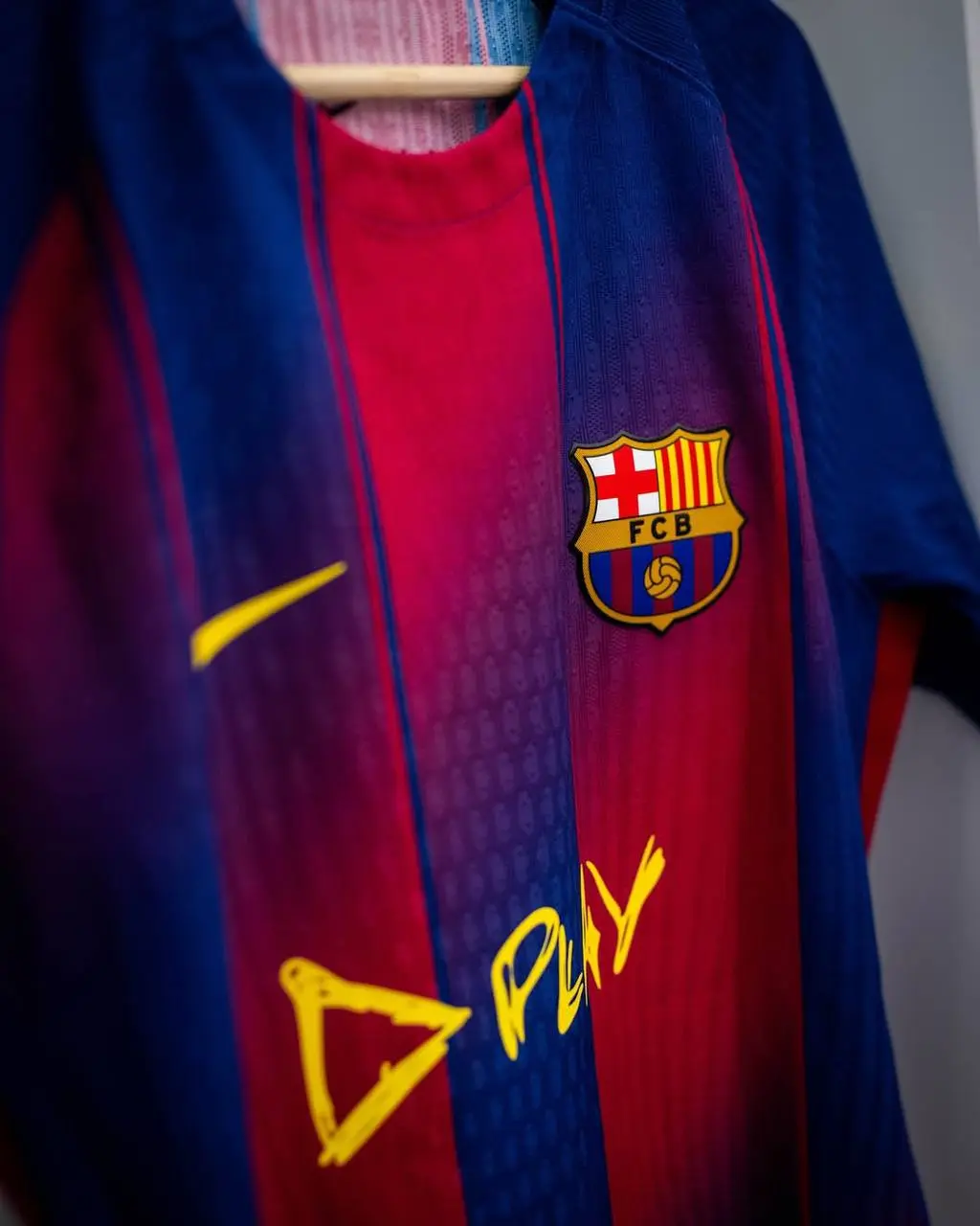 #Артем Классика.
Четвертый год подряд Spotify выпускает особенные футболки к главной зарубе в футболе – Эль-Класико | Сетка — социальная сеть от hh.ru