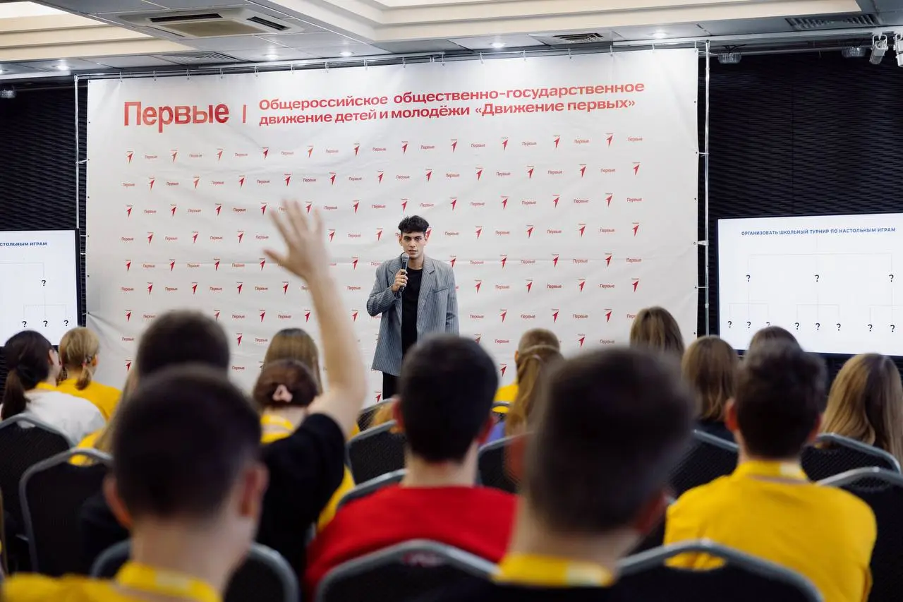 Сегодня провёл мастер-класс для участников форума 🎤
Больше 80 школьников, и каждый с огнём в глазах. Все слушали, задавали вопросы, кто-то спорил, кто-то делился своим опытом | Сетка — социальная сеть от hh.ru