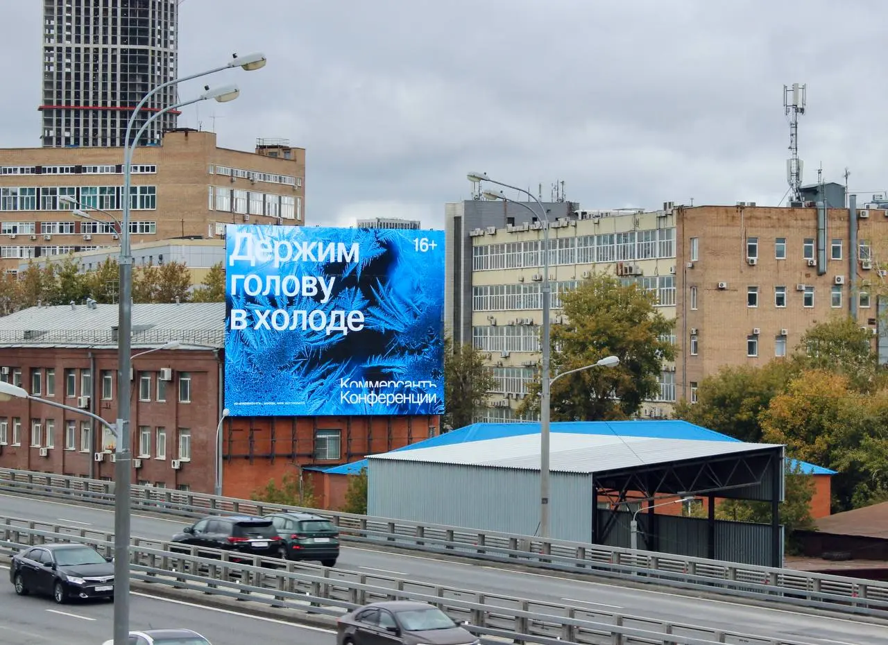 Коммерсантъ синхронизировался с погодой.
Осенью важно не только надевать шарф по сезону, но и уметь подстраиваться под условия | Сетка — социальная сеть от hh.ru