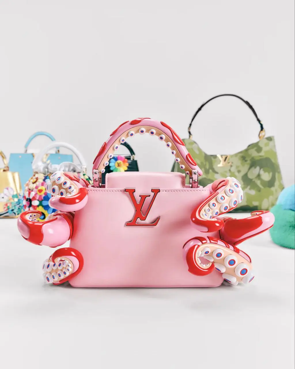 Louis Vuitton в коллабе с художником Такаши Мураками выпустили коллекцию безумных сумок с шизолесом и тентаклями. Это переосмысление легендарной сумки Capucines в весьма психоделическом видении Такаши | Сетка — социальная сеть от hh.ru