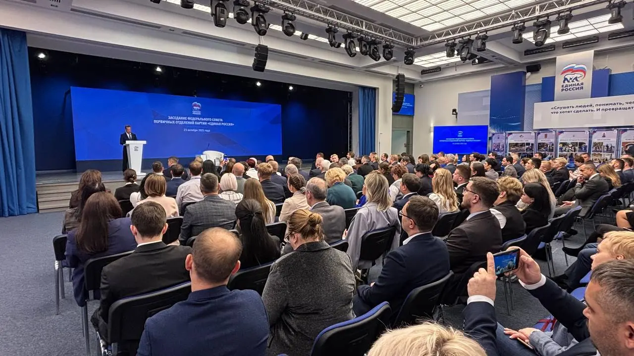 💫«Единая Россия» укрепляет связь с первичными отделениями партии
Председатель партии Дмитрий Медведев провел заседание Федерального Совета первичных отделений | Сетка — социальная сеть от hh.ru