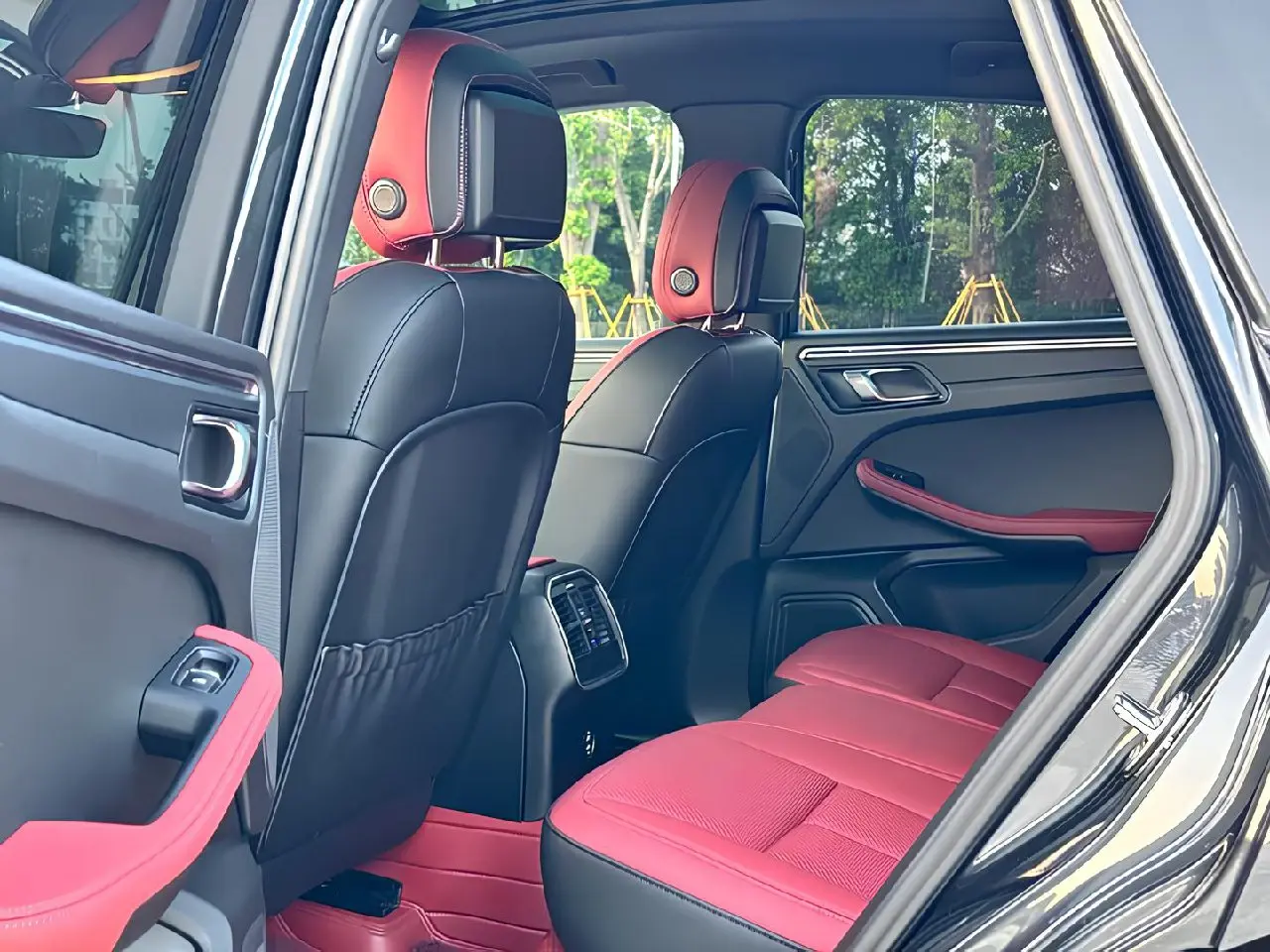 🚘Porsche Macan
Когда хочется кроссовер, но душа требует, чтобы соседи завидовали😍
✅ Бензин 2.0 л, 252 л.с | Сетка — социальная сеть от hh.ru
