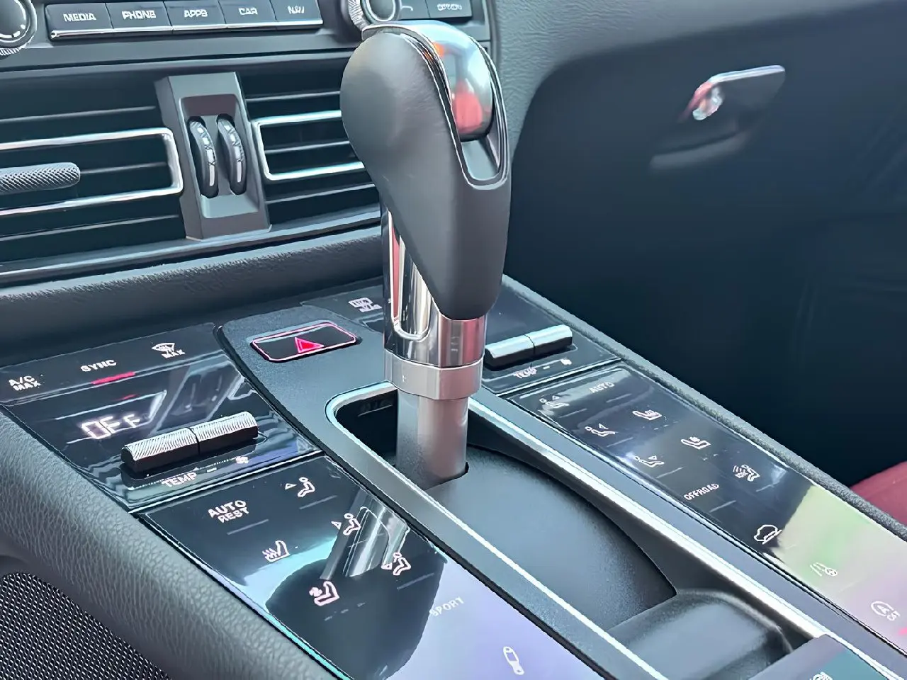 🚘Porsche Macan
Когда хочется кроссовер, но душа требует, чтобы соседи завидовали😍
✅ Бензин 2.0 л, 252 л.с | Сетка — социальная сеть от hh.ru