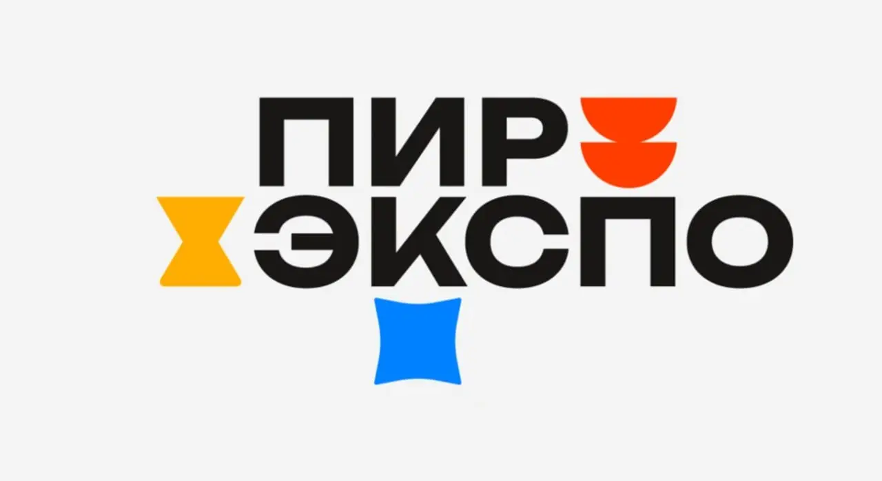 Линии сделали рефреш Пир Экспо.
Графически решение банальное. Но, безусловно, рабочее. Потому что такие баухаусные конструкторы в каждой второй айдентике, всё это обточено уже тысячами брендов | Сетка — социальная сеть от hh.ru