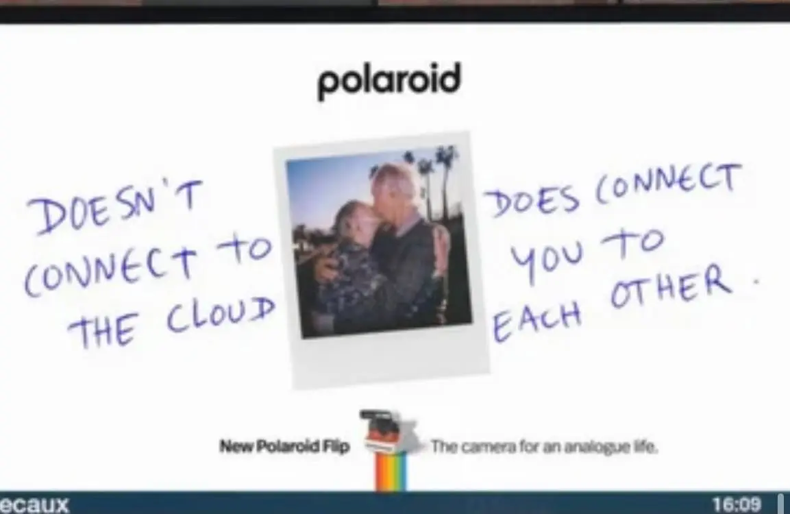 Помните камеру Polaroid?
Бренд кажется нашел себя, теперь это «камера для аналоговой жизни». И это звучит шикарно
Рекламные сообщения:
1. Не соединено с облаком. Но соединяет нас.
2 | Сетка — социальная сеть от hh.ru