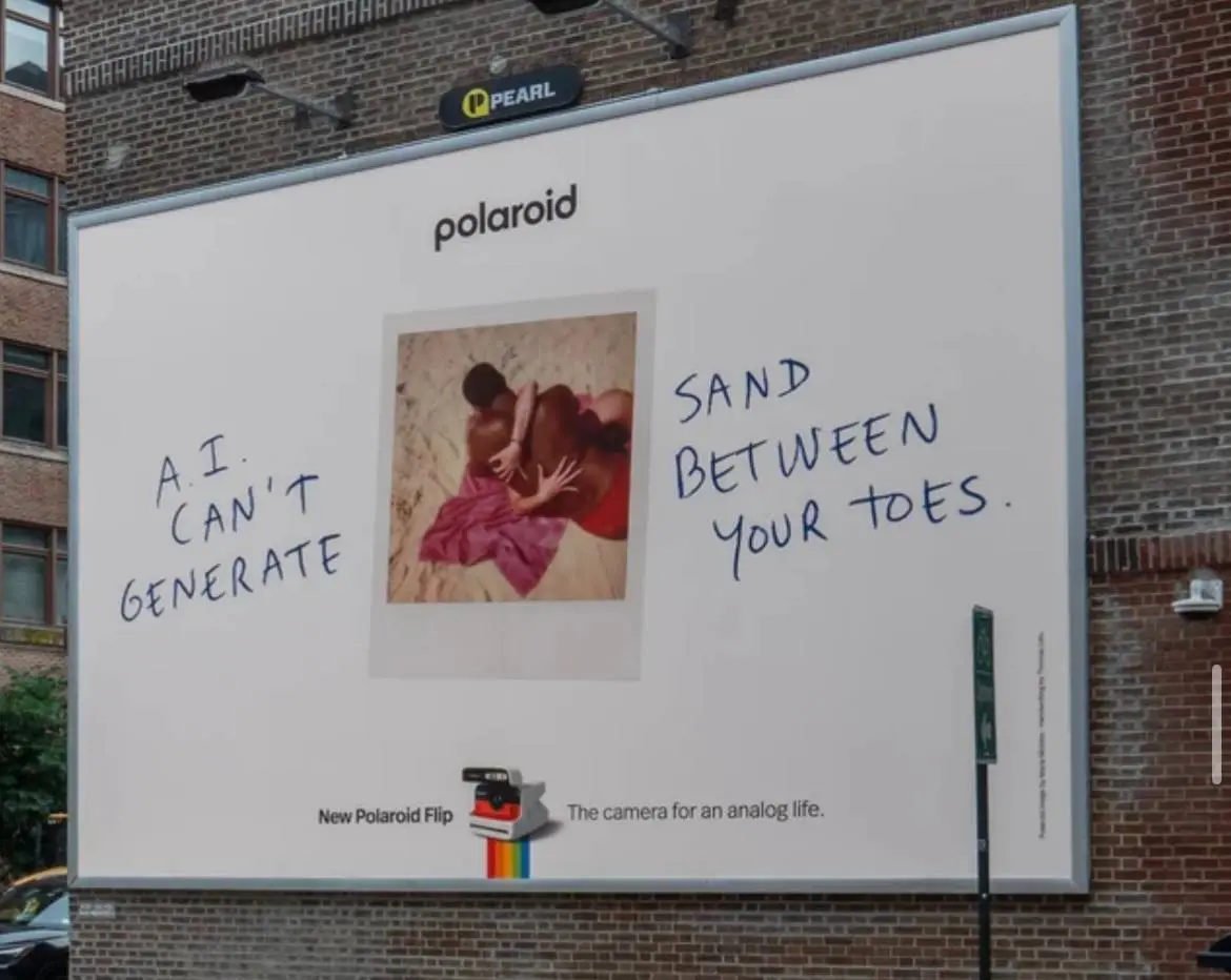 Помните камеру Polaroid?
Бренд кажется нашел себя, теперь это «камера для аналоговой жизни». И это звучит шикарно
Рекламные сообщения:
1. Не соединено с облаком. Но соединяет нас.
2 | Сетка — социальная сеть от hh.ru