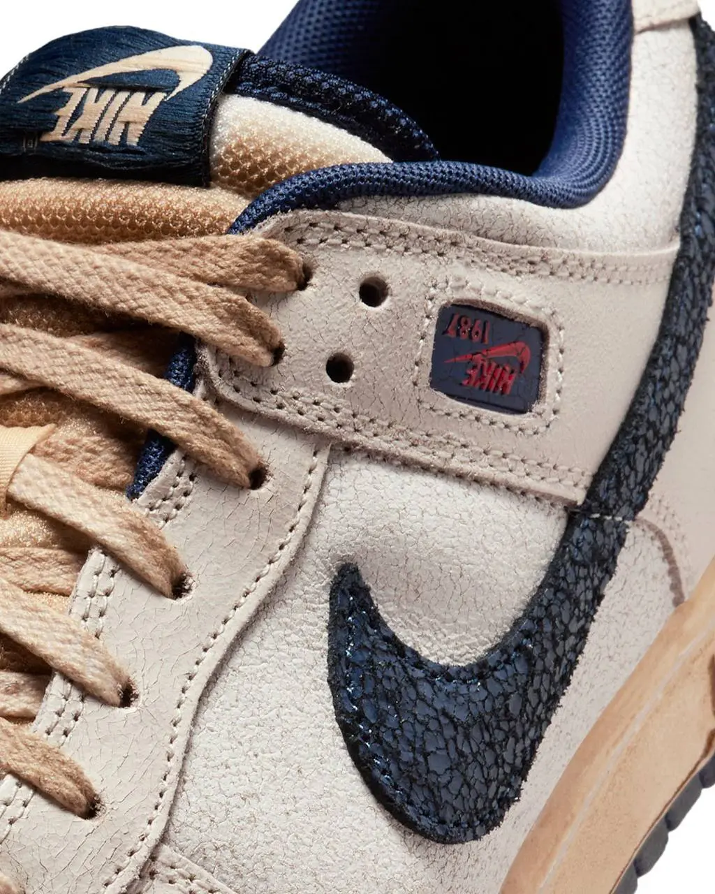 Nike показали поближе, как будут выглядеть кроссовки из коллабы с Очень странными делами. Все тот же перевернутый логотип Nike, надпись Stranger things на язычке | Сетка — социальная сеть от hh.ru