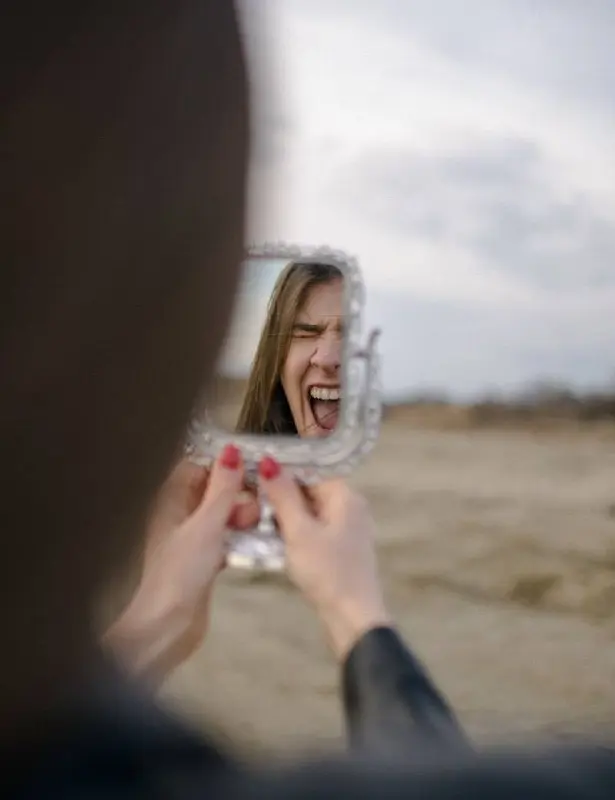 Почему я злюсь, хотя согласилась сама
Знакомо это горькое послевкусие, когда вроде бы всё правильно сделала — помогла, согласилась, подстроилась — а внутри тихая ярость? На себя и на окружающих | Сетка — социальная сеть от hh.ru