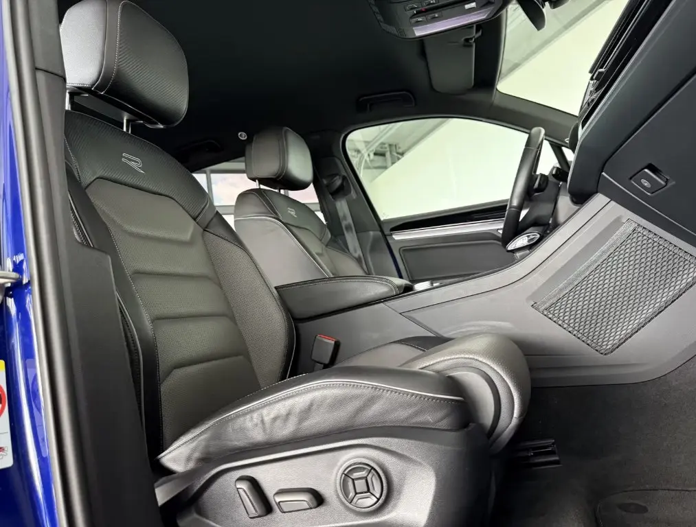 🚘Volkswagen Touareg R-Line
Когда немец говорит «R-Line» - он не шутит.
Это не просто Туарег, это Туарег с характером: уверенный, сдержанный и при этом жутко стильный
🛩 3.0 л | Сетка — социальная сеть от hh.ru