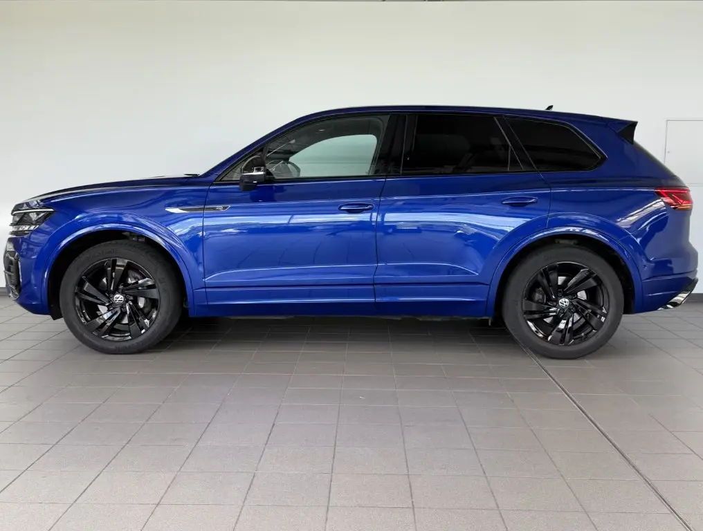 🚘Volkswagen Touareg R-Line
Когда немец говорит «R-Line» - он не шутит.
Это не просто Туарег, это Туарег с характером: уверенный, сдержанный и при этом жутко стильный
🛩 3.0 л | Сетка — социальная сеть от hh.ru