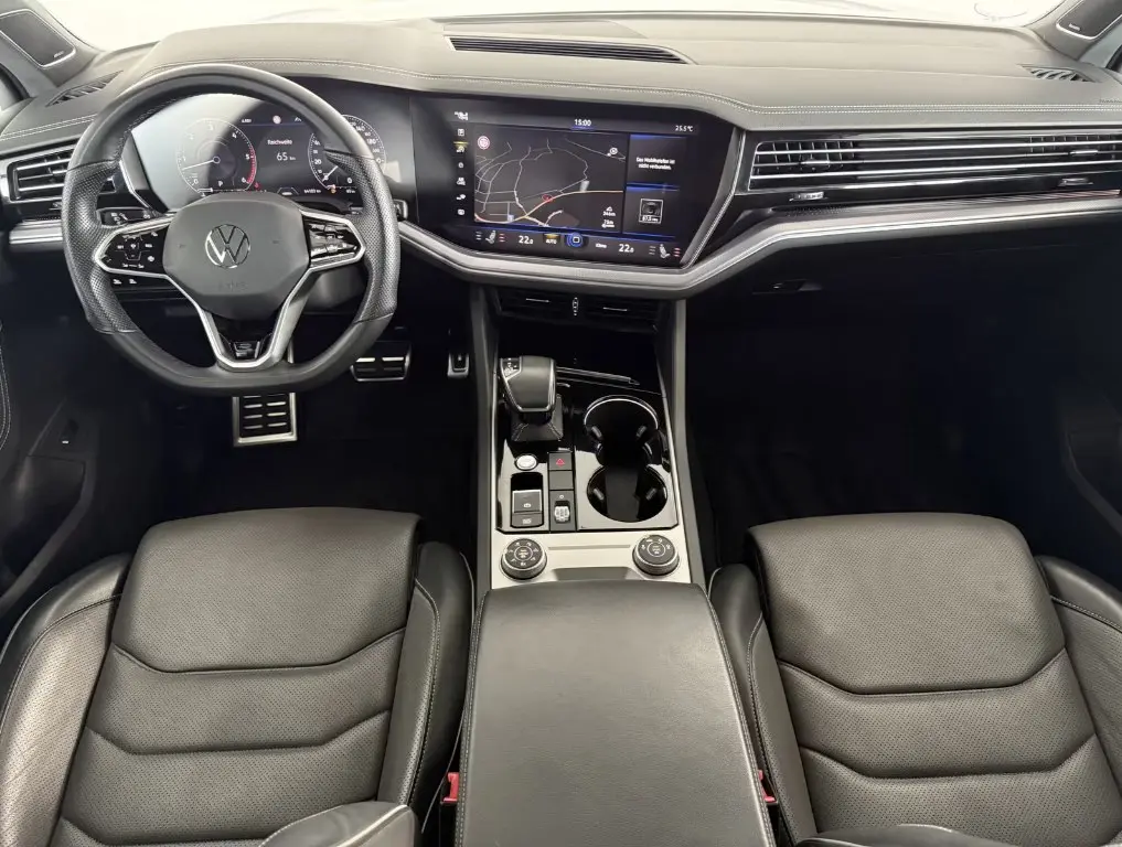 🚘Volkswagen Touareg R-Line
Когда немец говорит «R-Line» - он не шутит.
Это не просто Туарег, это Туарег с характером: уверенный, сдержанный и при этом жутко стильный
🛩 3.0 л | Сетка — социальная сеть от hh.ru
