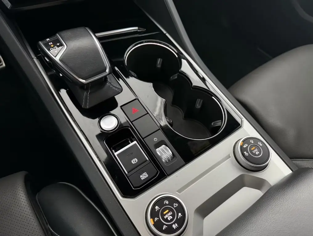 🚘Volkswagen Touareg R-Line
Когда немец говорит «R-Line» - он не шутит.
Это не просто Туарег, это Туарег с характером: уверенный, сдержанный и при этом жутко стильный
🛩 3.0 л | Сетка — социальная сеть от hh.ru