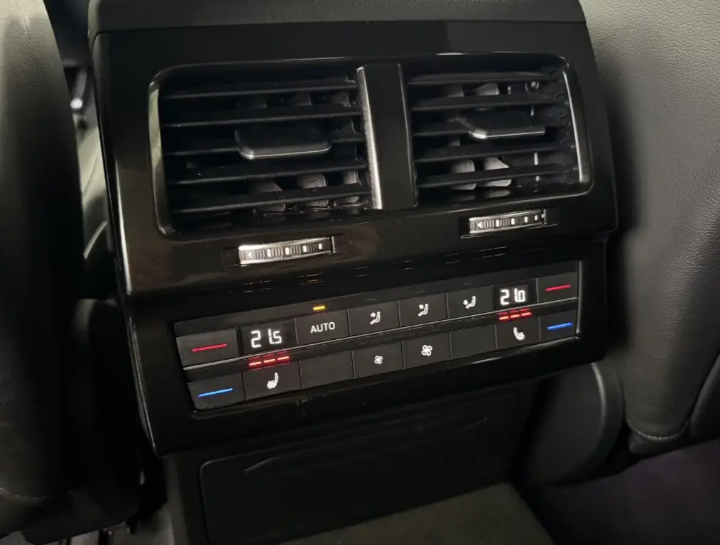 🚘Volkswagen Touareg R-Line
Когда немец говорит «R-Line» - он не шутит.
Это не просто Туарег, это Туарег с характером: уверенный, сдержанный и при этом жутко стильный
🛩 3.0 л | Сетка — социальная сеть от hh.ru