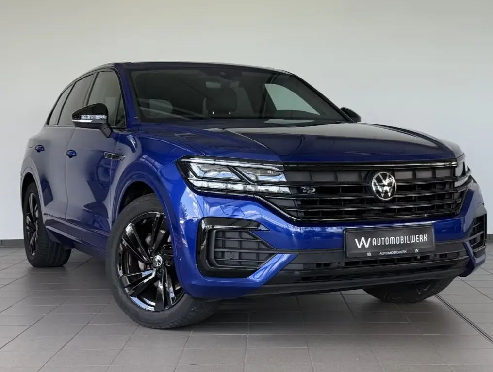 🚘Volkswagen Touareg R-Line
Когда немец говорит «R-Line» - он не шутит.
Это не просто Туарег, это Туарег с характером: уверенный, сдержанный и при этом жутко стильный
🛩 3.0 л | Сетка — социальная сеть от hh.ru