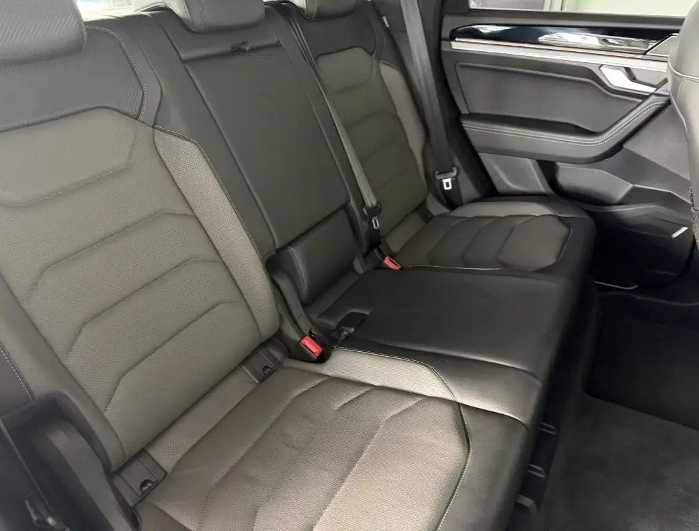 🚘Volkswagen Touareg R-Line
Когда немец говорит «R-Line» - он не шутит.
Это не просто Туарег, это Туарег с характером: уверенный, сдержанный и при этом жутко стильный
🛩 3.0 л | Сетка — социальная сеть от hh.ru