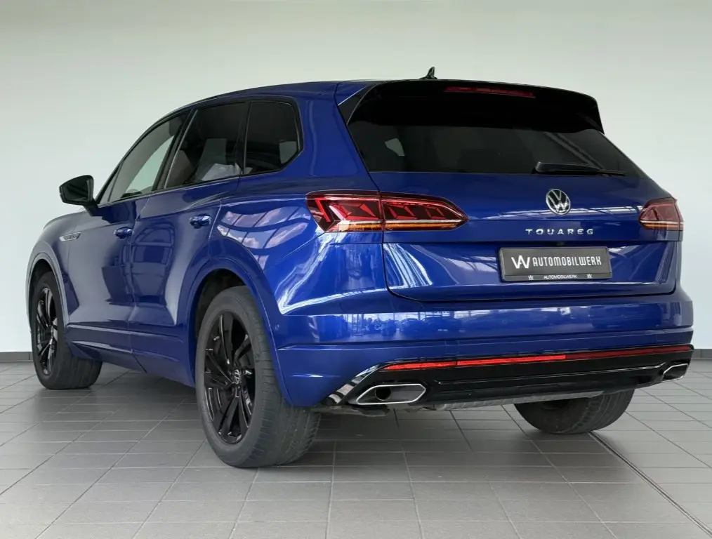 🚘Volkswagen Touareg R-Line
Когда немец говорит «R-Line» - он не шутит.
Это не просто Туарег, это Туарег с характером: уверенный, сдержанный и при этом жутко стильный
🛩 3.0 л | Сетка — социальная сеть от hh.ru