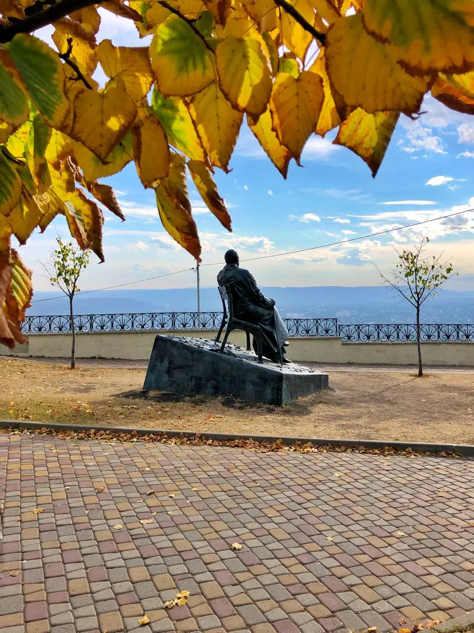 Осень в Пятигорске
📸Фотограф Артём Мелетов
В этом посте были ссылки, но мы их удалили по правилам Сетки | Сетка — социальная сеть от hh.ru