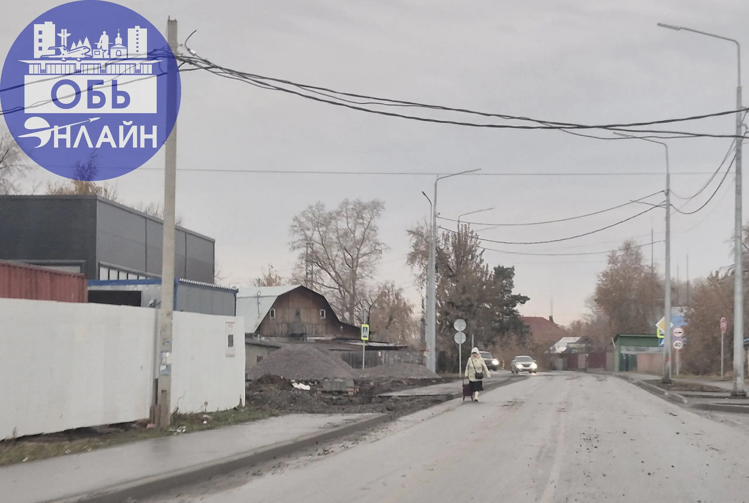 ↗ Вот так и одень белые сапожки, мало того тротуар в грязи со стройкой, ещё и отсутствует, что приходится обходить по дороге.. | Сетка — социальная сеть от hh.ru