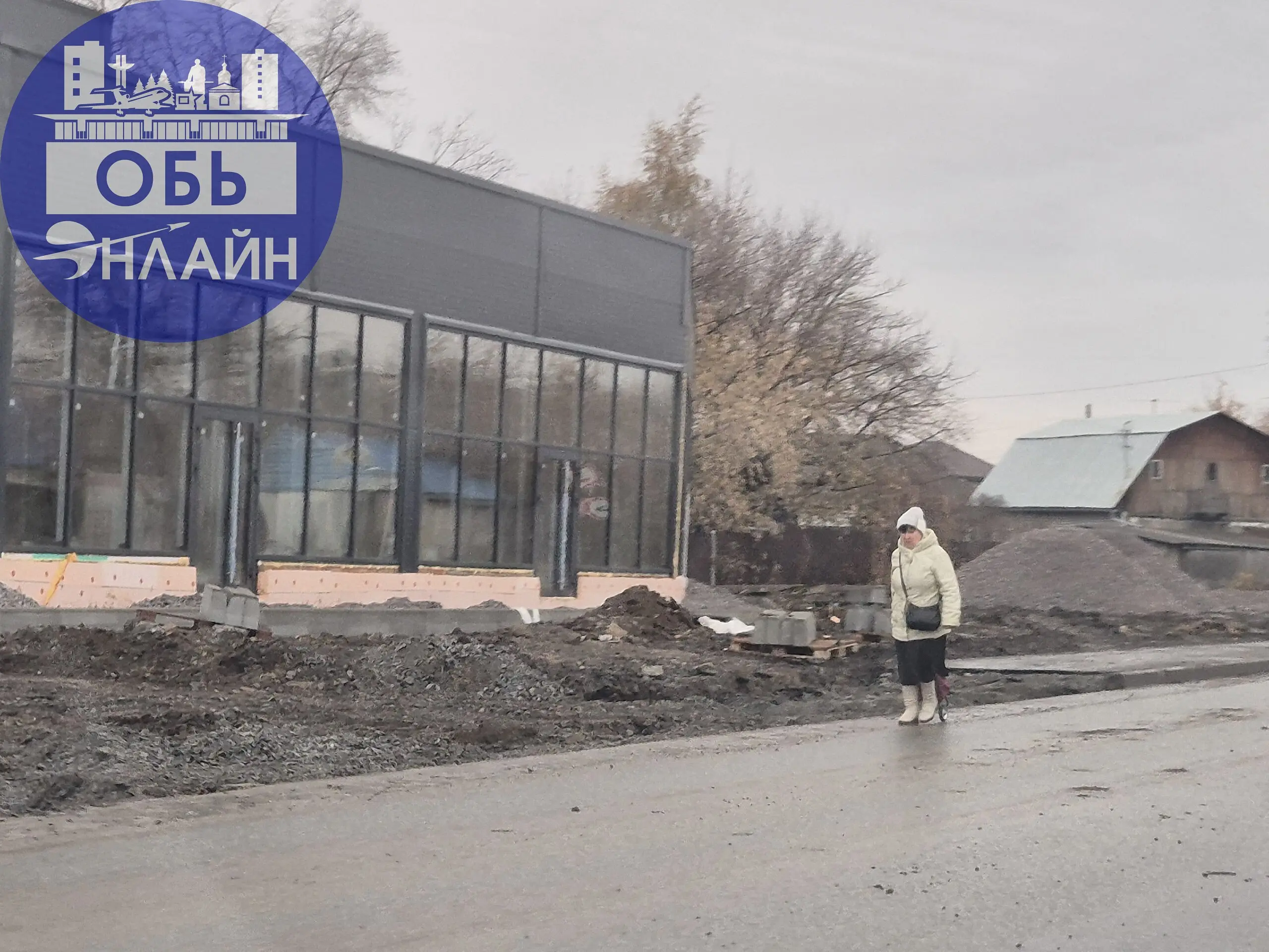 ↗ Вот так и одень белые сапожки, мало того тротуар в грязи со стройкой, ещё и отсутствует, что приходится обходить по дороге.. | Сетка — социальная сеть от hh.ru