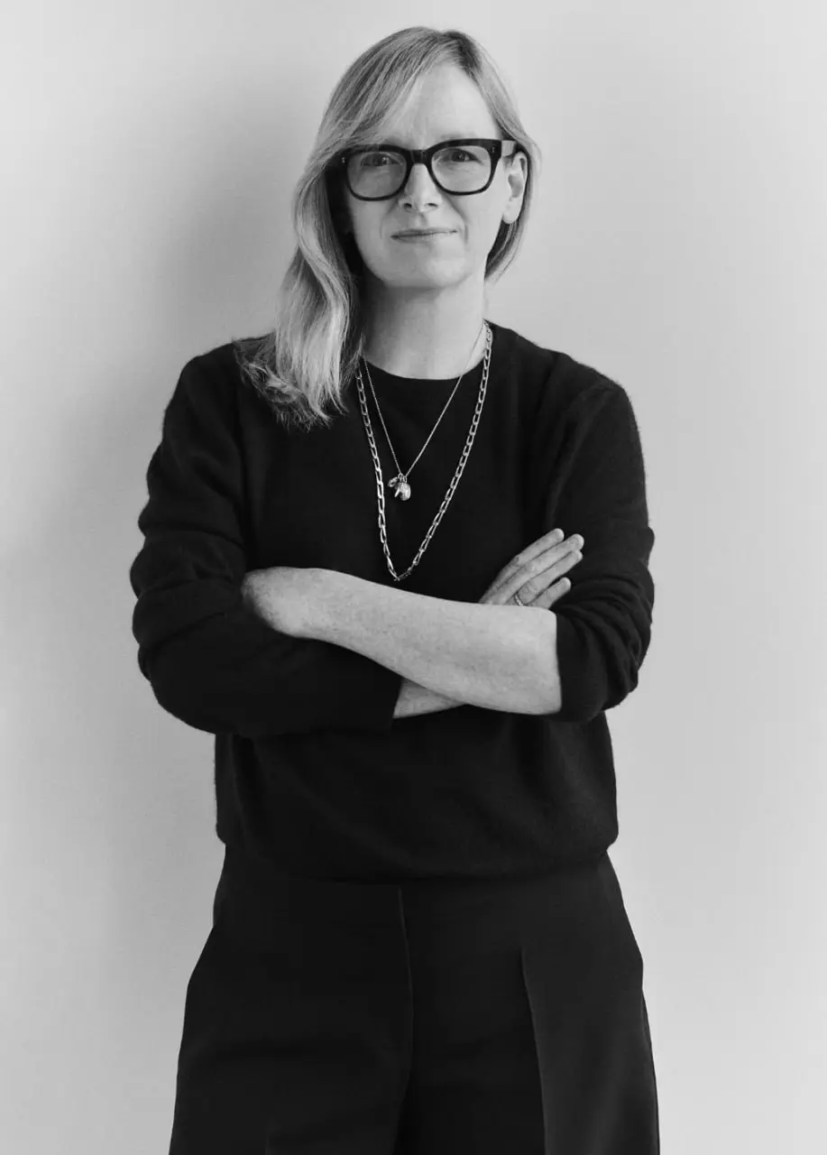 Креативный директор Givenchy Сара Бертон получила награду WWD Honor 2025 как лучший дизайнер женской одежды | Сетка — социальная сеть от hh.ru
