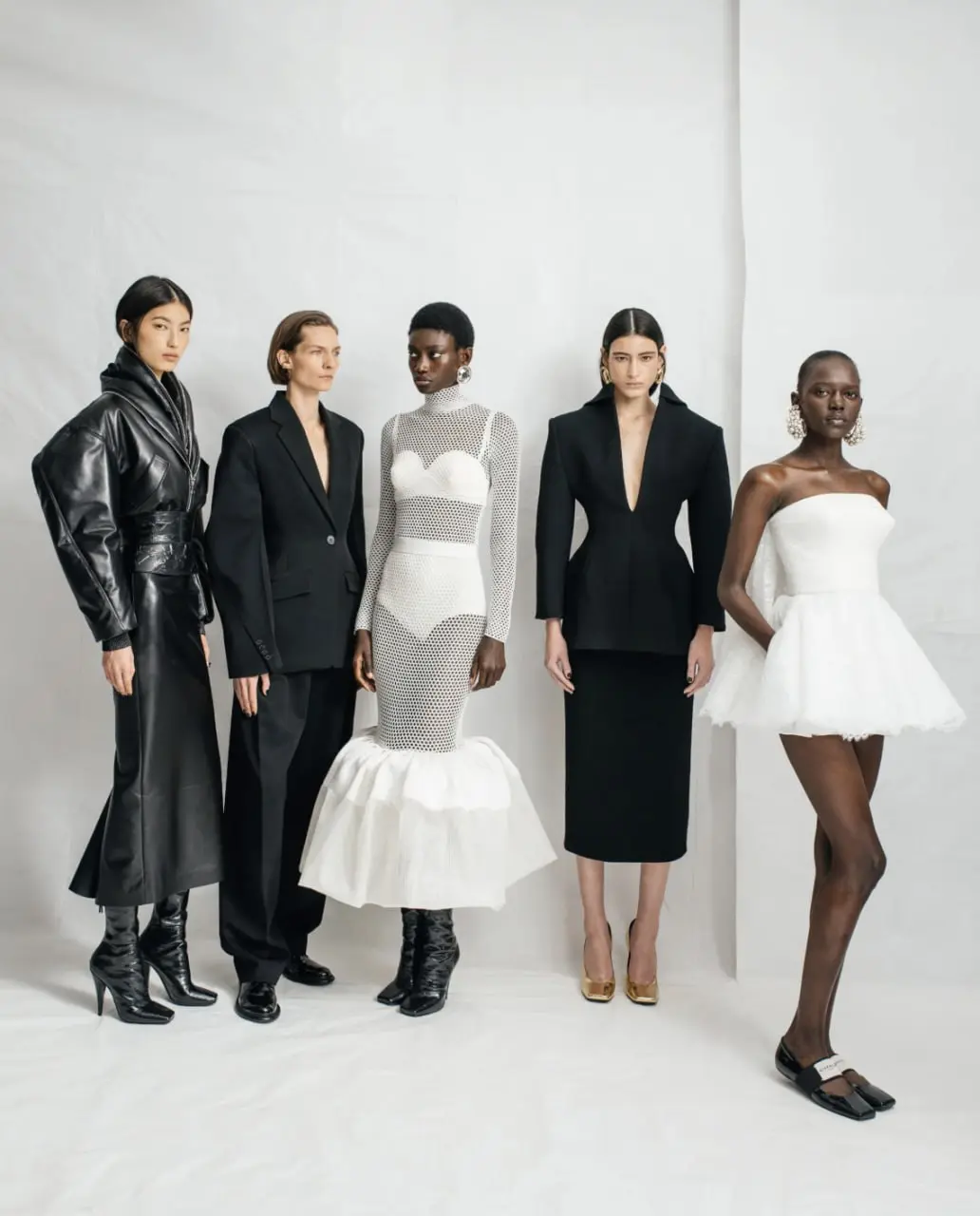 Креативный директор Givenchy Сара Бертон получила награду WWD Honor 2025 как лучший дизайнер женской одежды | Сетка — социальная сеть от hh.ru