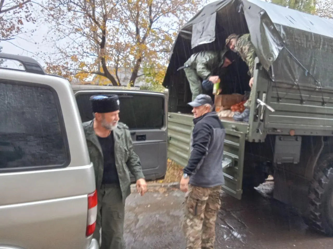 Быть казаком — значит помогать своим землякам
Более двух тонн гуманитарной помощи собрали и доставили казаки Ипатовского станичного казачьего общества нашим защитникам в зону СВО | Сетка — социальная сеть от hh.ru