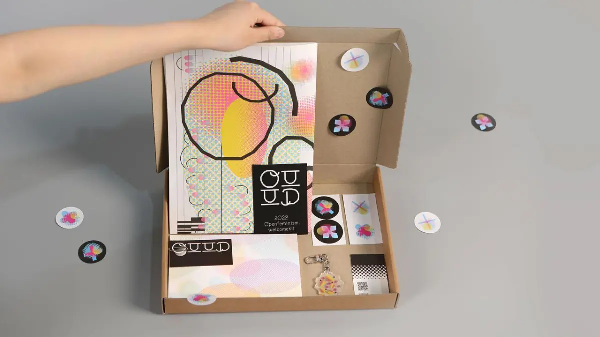 🎨 Freshman Welcome Kit 2022 — смелый эксперимент с визуальным языком, что редкость для welcome-наборов | Сетка — социальная сеть от hh.ru