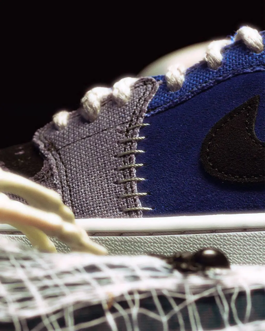 Вау, Nike дропнул кроссовки в стиле Вуду! Вместо обычных дырочек на носке вырезаны кресты, кроссовки будто прошиты нитками с разными лоскутами, а ближе к пятке пришита кукла Вуду с пуговицей вместо гл... | Сетка — социальная сеть от hh.ru