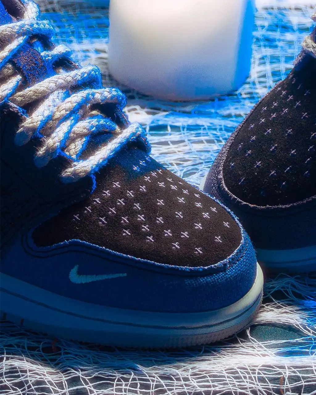 Вау, Nike дропнул кроссовки в стиле Вуду! Вместо обычных дырочек на носке вырезаны кресты, кроссовки будто прошиты нитками с разными лоскутами, а ближе к пятке пришита кукла Вуду с пуговицей вместо гл... | Сетка — социальная сеть от hh.ru