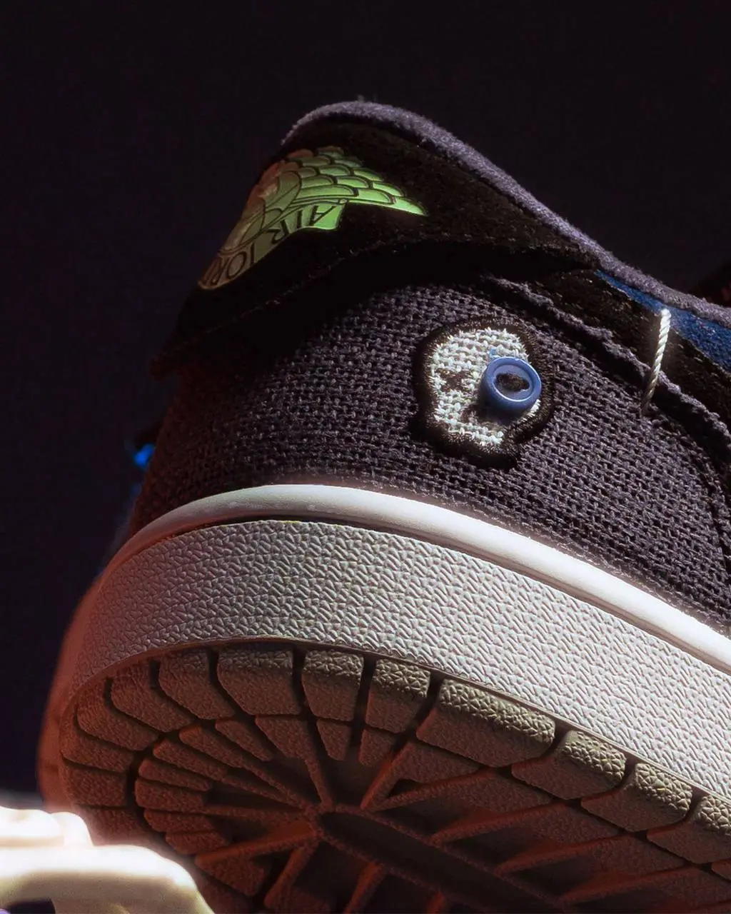 Вау, Nike дропнул кроссовки в стиле Вуду! Вместо обычных дырочек на носке вырезаны кресты, кроссовки будто прошиты нитками с разными лоскутами, а ближе к пятке пришита кукла Вуду с пуговицей вместо гл... | Сетка — социальная сеть от hh.ru
