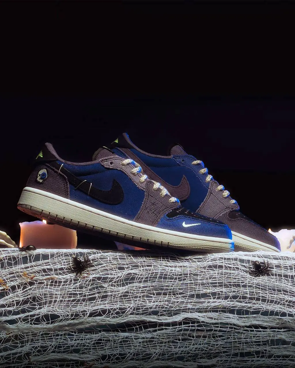Вау, Nike дропнул кроссовки в стиле Вуду! Вместо обычных дырочек на носке вырезаны кресты, кроссовки будто прошиты нитками с разными лоскутами, а ближе к пятке пришита кукла Вуду с пуговицей вместо гл... | Сетка — социальная сеть от hh.ru