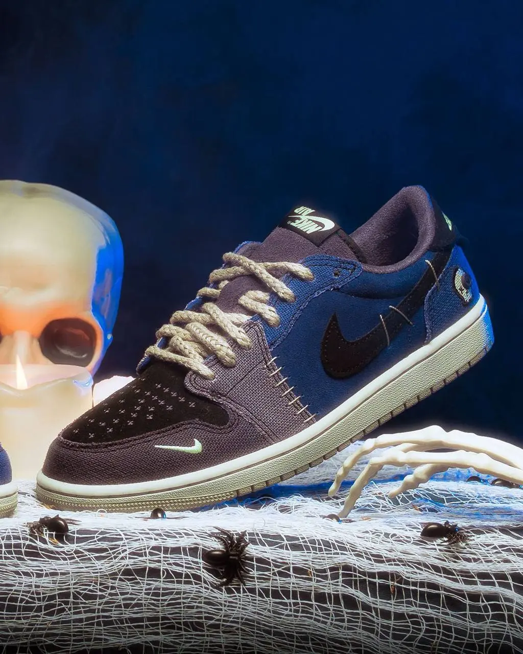 Вау, Nike дропнул кроссовки в стиле Вуду! Вместо обычных дырочек на носке вырезаны кресты, кроссовки будто прошиты нитками с разными лоскутами, а ближе к пятке пришита кукла Вуду с пуговицей вместо гл... | Сетка — социальная сеть от hh.ru